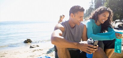 Casal descansando na praia