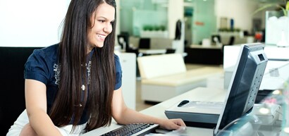 Mulher na mesa do computador